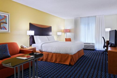 夏洛特费尔弗耶德旅馆及套房酒店－夏洛特阿罗伍德的酒店客房,配有床和沙发