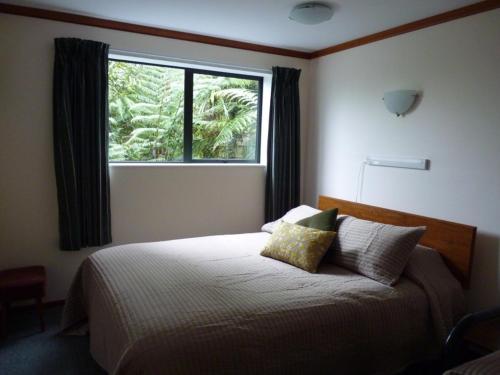 哈夫洛克丽吉塔民宿的一间卧室设有一张大床和窗户