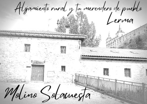 莱尔马Albergue Molino Solacuesta的建筑物的黑白照片