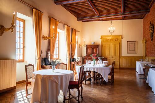 托朗格利耶尔托朗格城堡酒店的用餐室配有带白色桌布的桌子