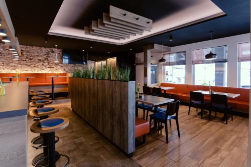 采尔克尼察恩卡拉卡尔住宿加早餐旅馆的餐厅设有酒吧和桌椅