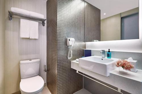 香港星峰荟的浴室配有白色卫生间和盥洗盆。