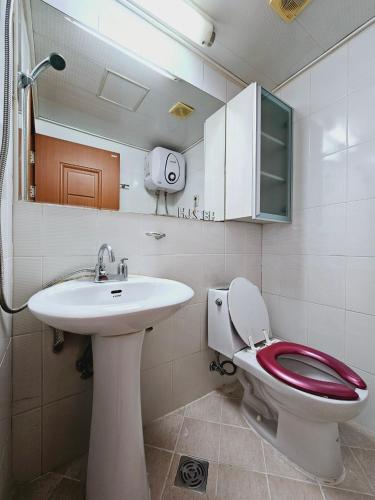 釜山D&D PineVill的一间带水槽、卫生间和镜子的浴室