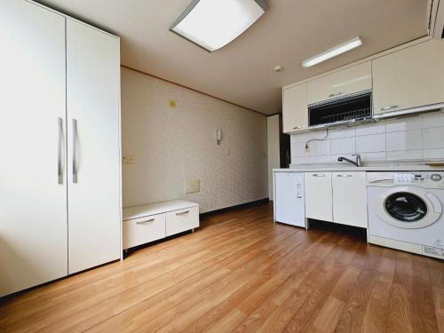 釜山D&D PineVill的一间厨房,在房间内配有洗衣机和烘干机