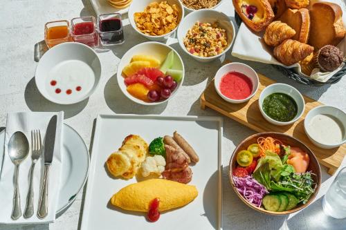 东京东京湾洲际酒店的餐桌,盘子上放着食物和碗