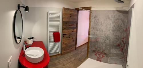 尚波吕克lo Miete di Nonni的一间带红色卫生间和淋浴的浴室