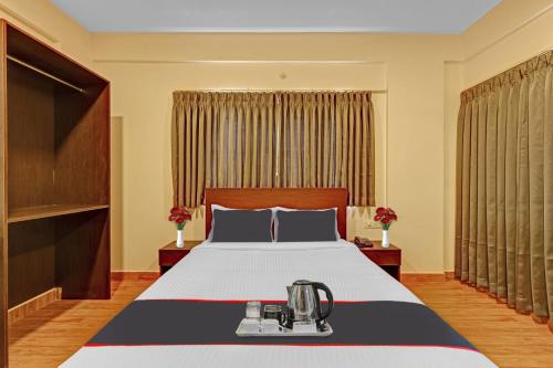 班加罗尔Super OYO Manyata Stay-In的酒店客房,床上配有搅拌机