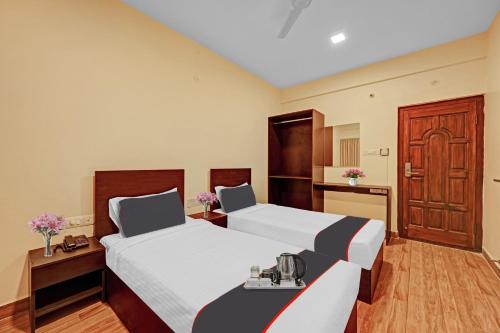 班加罗尔Super OYO Manyata Stay-In的酒店客房带两张床和厨房