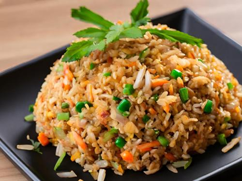 尖竹汶Chanmel Riverside的一块黑色的米饭,上面有胡萝卜和 ⁇ 豆
