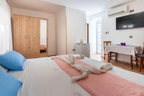 茨雷斯Guesthouse Romana的一间卧室配有一张大床和毛巾