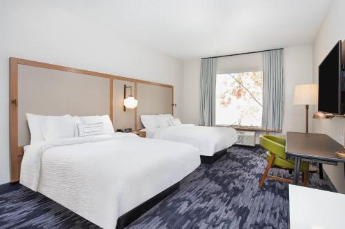 鸽子谷Fairfield Inn & Suites by Marriott Pigeon Forge的酒店客房设有两张床和窗户。