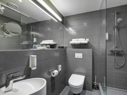 派尔努爱沙尼亚度假酒店及Spa的一间带水槽、卫生间和镜子的浴室