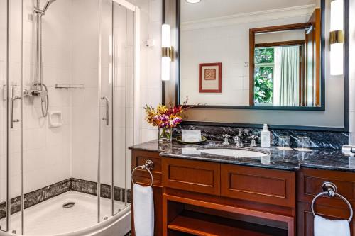 新加坡Treetops Executive Residences的带淋浴、盥洗盆和浴缸的浴室