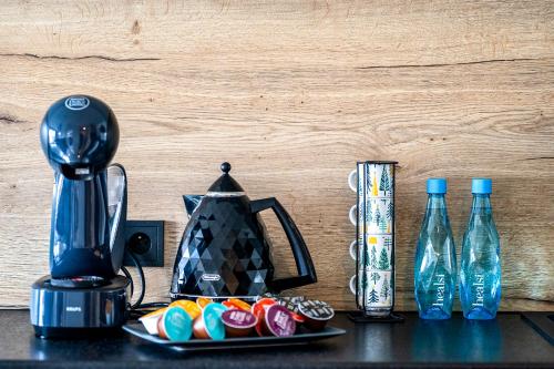 蒂黑Apartament EcoPure Tychy的茶壶、桌子上的糖果和瓶装水