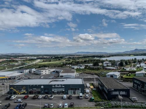 雷克雅未克Icelandic Apartments by Heimaleiga的享有小镇空中景色,设有停车场