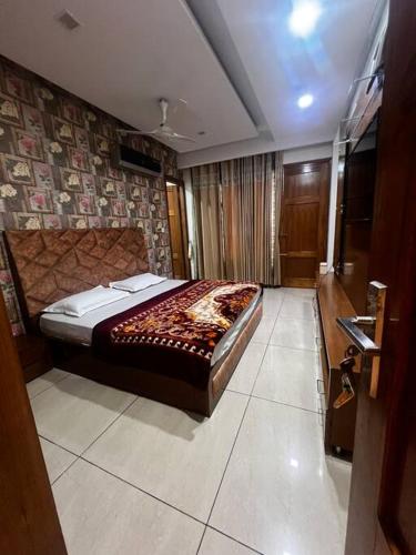 钱德加尔Kamz Homestay Chandigarh 35的一间卧室,卧室内配有一张大床