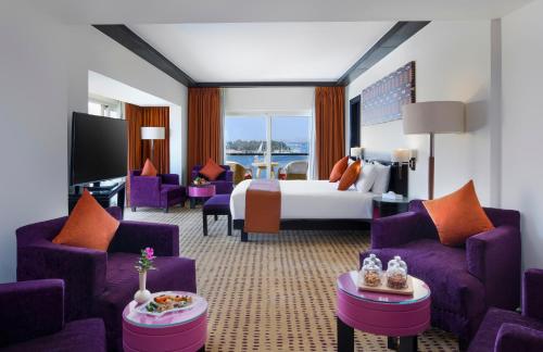 阿斯旺阿斯旺瑞享酒店的酒店客房配有一张床和紫色家具