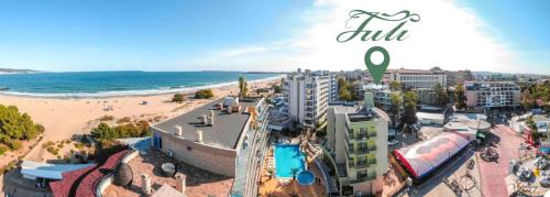 阳光海滩尤利酒店的享有海滩的空中景色,设有建筑和海洋