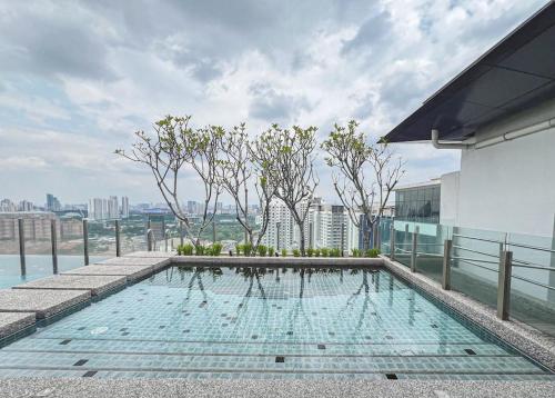史里肯邦安Serdang,,2-6pax,,Near APU & Pavilion Bukit Jalil,,Studio的建筑物屋顶上的游泳池