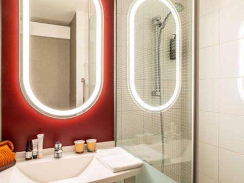 欧奈索斯博伊斯宜必思欧奈苏布瓦帕丽斯世博酒店的带淋浴、盥洗盆和镜子的浴室