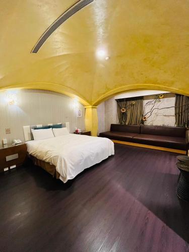 台北沃客汽车旅馆的一间卧室设有一张黄色天花板的大床