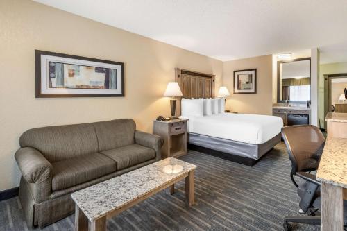 圣易西铎贝斯特韦斯特美洲酒店的酒店客房,配有床和沙发