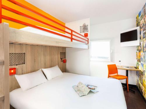 MarinhotelF1 Thonon Les Bains Est的一间卧室配有一张床和一张双层床。