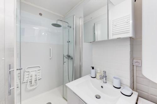 图卢兹Le Central tout équipé !的白色的浴室设有水槽和淋浴。