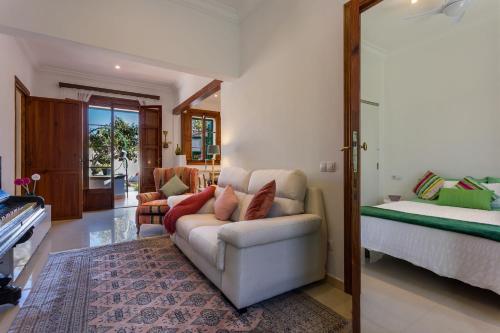 马略卡岛帕尔马Casa Vileta的客厅配有沙发和1张床