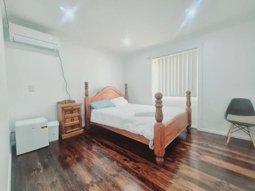 BidwillKaban Power 39的一间卧室配有一张床、一个梳妆台和一扇窗户。