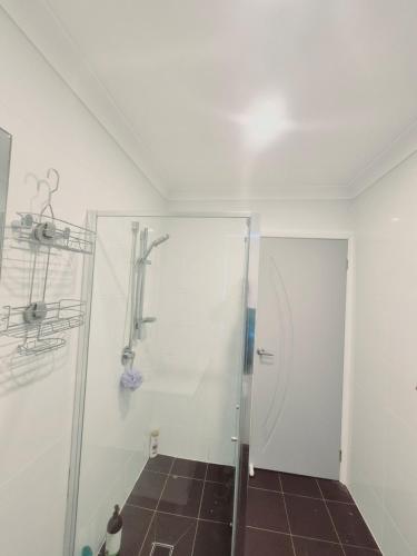 BidwillKaban Power 39的带淋浴的浴室和玻璃门