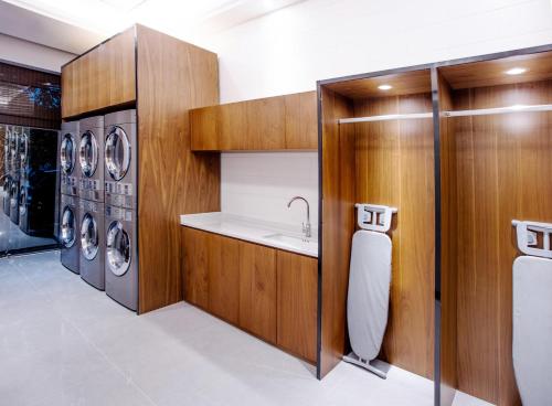 上海上海浦东东郊逸扉酒店的洗衣房配有水槽和洗衣机
