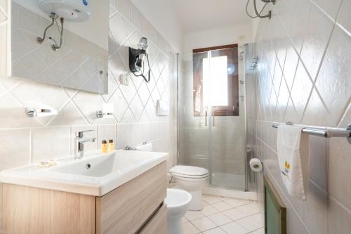 巴德希Le corti del turchese的白色的浴室设有水槽和卫生间。