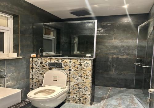 维沙卡帕特南World Inn Hotel的浴室配有卫生间、盥洗盆和淋浴。