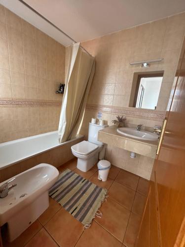 科拉雷侯Surf&Sleep的浴室配有卫生间、盥洗盆和浴缸。