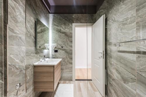 都拉斯Relax Inn Hotel Durres的一间带水槽和淋浴的浴室