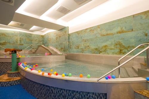 佐洛卡罗斯蒙丹马吉克Spa康体酒店的客房内的热水浴池中装有球