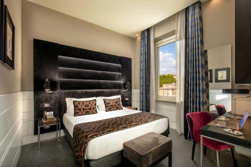 罗马The Glam的酒店客房设有床和窗户。