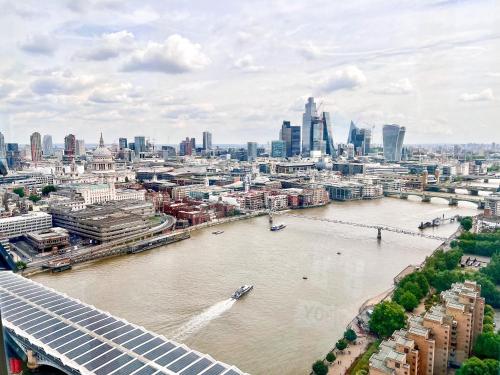 伦敦Happy River Thames View Entire Apartment的城市河流的空中景观