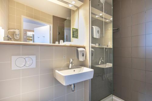 圣康坦法拉维耶B&B HOTEL Lyon Aéroport Saint-Quentin-Fallavier的一间带水槽和淋浴的浴室