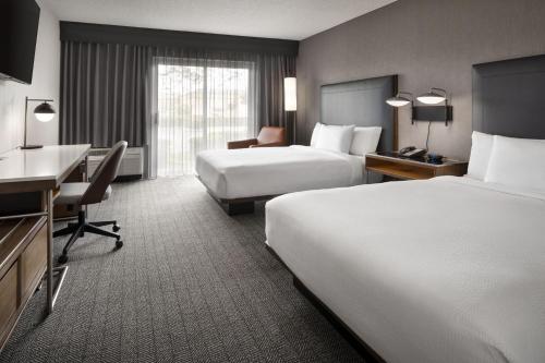 福斯特城圣马特奥福斯特城万怡酒店的酒店客房配有两张床和一张书桌