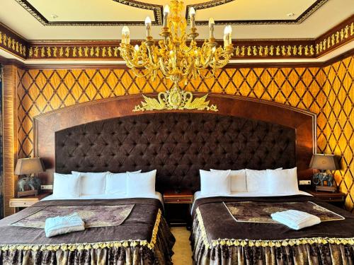 里加Royal SPA & Hotel Resort的酒店客房设有两张床和吊灯。