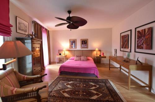 圣弗洛朗Domaine Panciarella的一间卧室配有一张床和吊扇