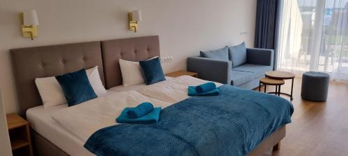 米科瓦伊基力士别墅旅馆的一间卧室配有一张大床和蓝色枕头