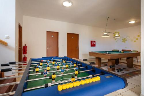 ProsiekVILLA SVORAD - Prosiecka dolina的一间设有桌子和乒乓球桌的房间
