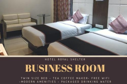瓦皮Hotel Royal Shelter Vapi的一张带两张床的商务间广告