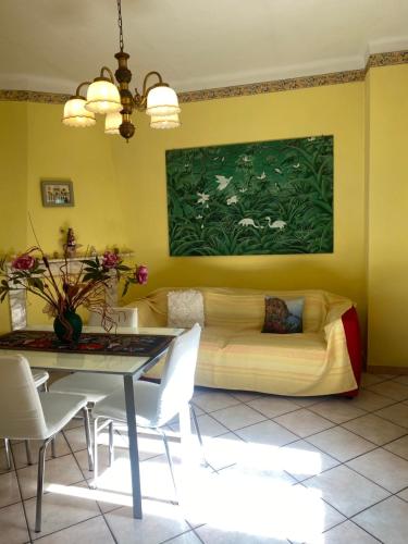 韦扎诺利古雷Casa I Girasoli的客厅配有沙发和桌子