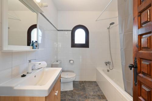 哈维亚Sonrisa的浴室配有盥洗盆、卫生间和浴缸。
