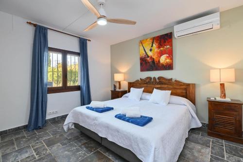 哈维亚Sonrisa的一间卧室配有一张大床,上面有蓝色的毛巾