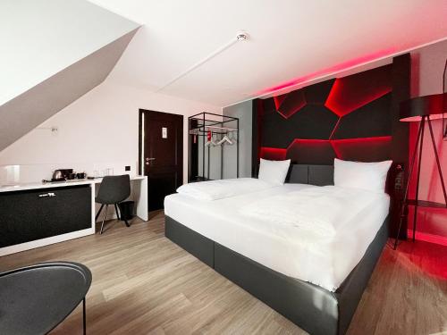克桑滕DORMERO Hotel Xanten的一间卧室配有一张大床和红色床头板